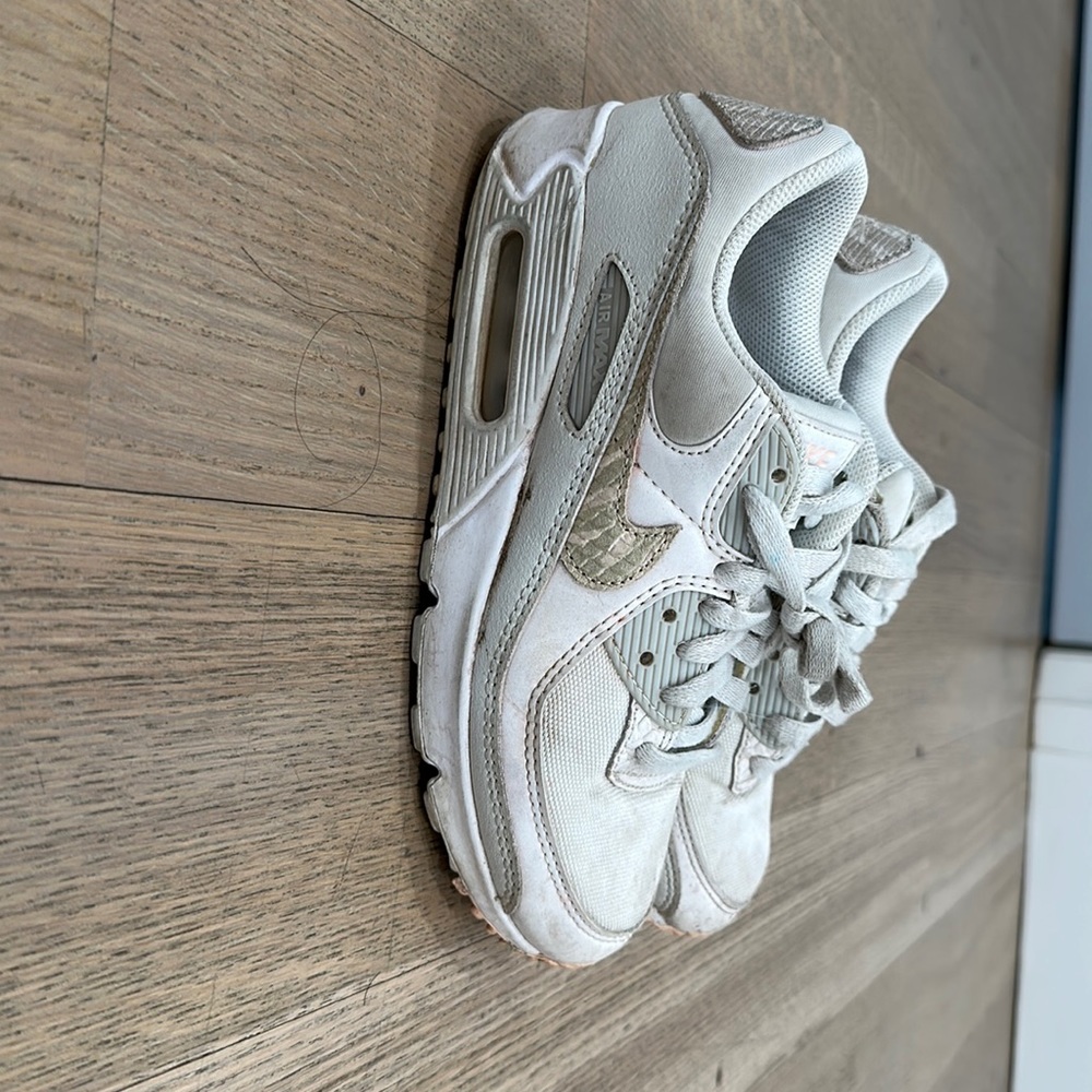 Nike Air Max women’s size 7, a little dirty but barely worn